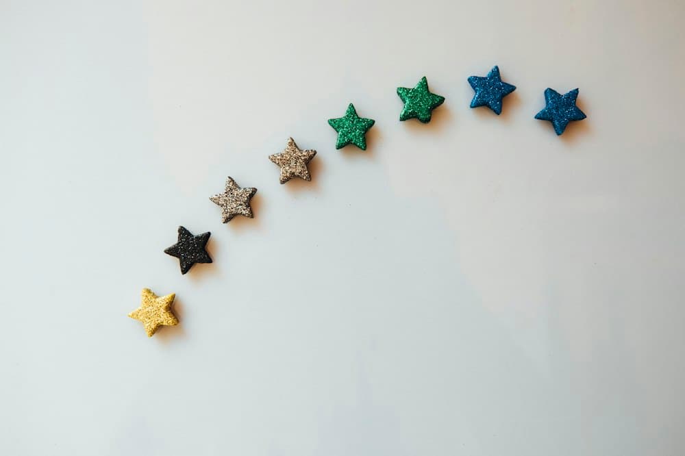 Fileira de estrelas de avaliação sobre uma superfície branca